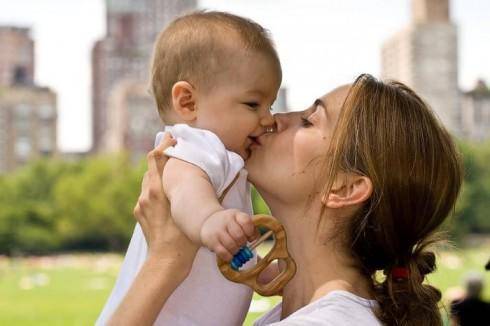 https://cdn.idntimes.com/content-images/post/20170623/05-mom-kissing-baby-in-central-park-new-york-490x326-0397e9ca554efd96770497ca6ae95c28.jpg