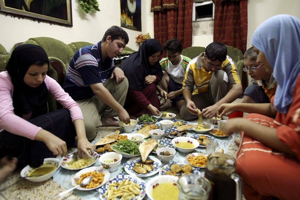 https://cdn.idntimes.com/content-images/post/20170530/0629-met-ramadan-break-fast-d32c056f5b658113898e287bae9dab33.jpg