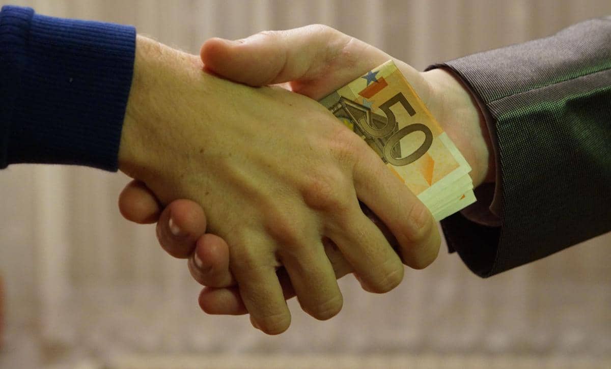 https://cdn.idntimes.com/content-images/post/20170602/10-hands-shaking-with-euro-bank-notes-inside-handshake-royalty-free-without-copyright-public-domain-photo-image-01-7b0cbf3dc3baceb4e5ef403dd5ec3ca7.jpg