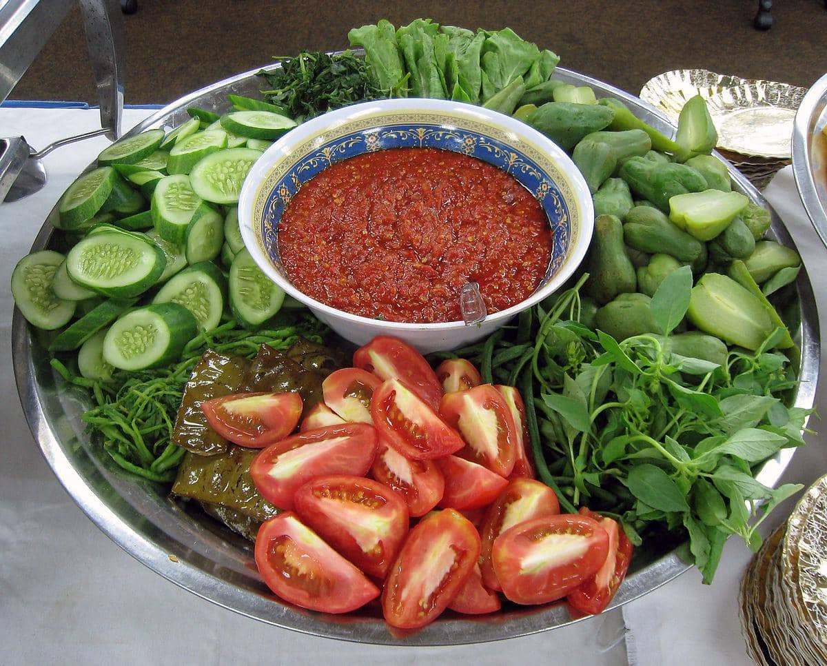 https://cdn.idntimes.com/content-images/post/20170731/1200px-lalab-platter-and-sambal-775041979c0d00f5c1ca8cd80735cf87.jpg