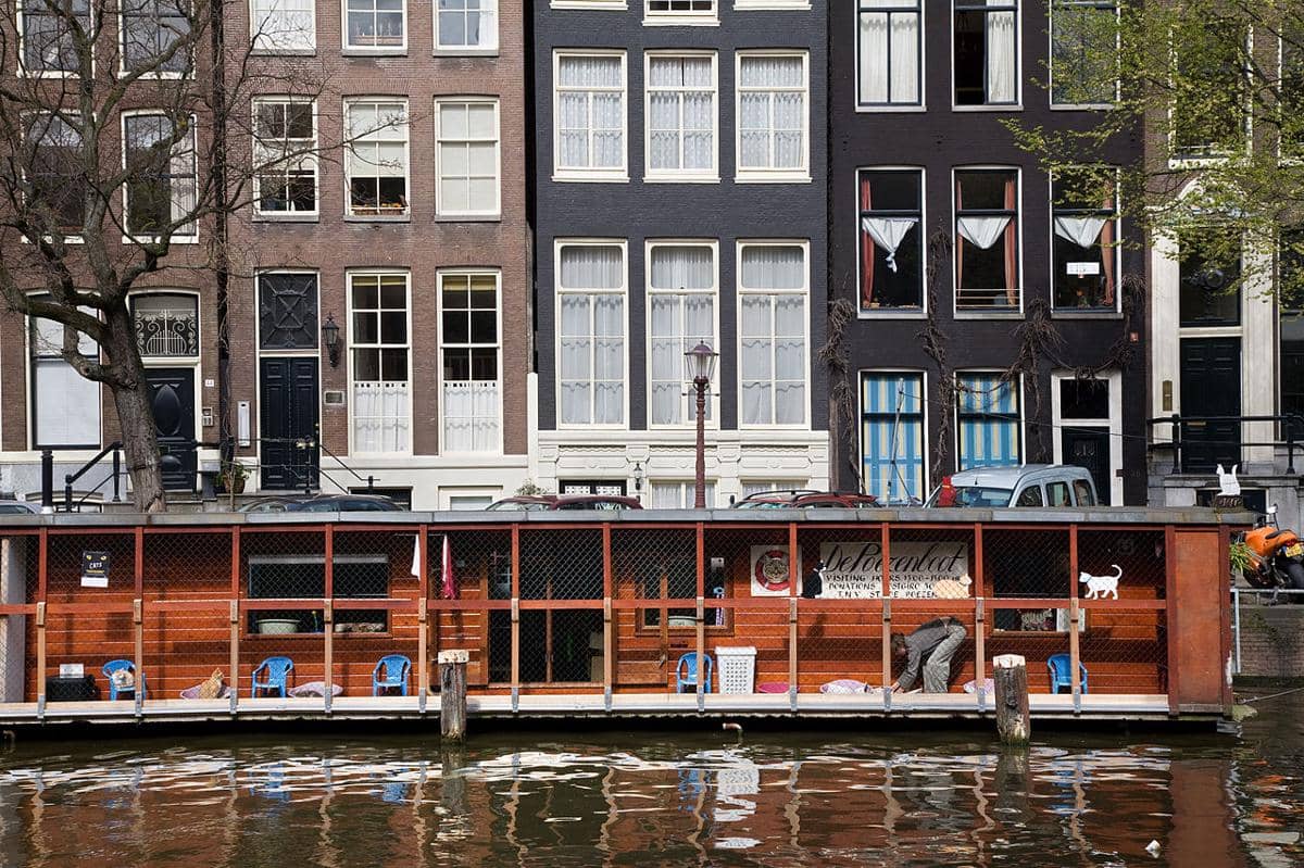 https://cdn.idntimes.com/content-images/post/20170814/1280px-amsterdam-boathouse-0627-503edc6c2c7596942d25017c35475308.jpg