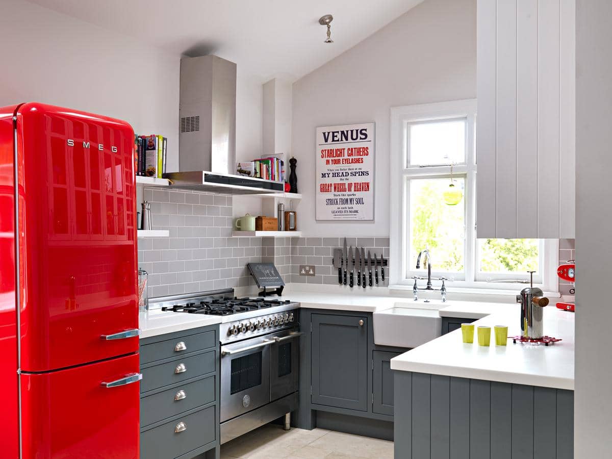 https://cdn.idntimes.com/content-images/post/20170610/13-cherry-red-fridge-small-kitchen-design-idea-homebnc-3450569b822320d33db6a129eb027fe3.jpg