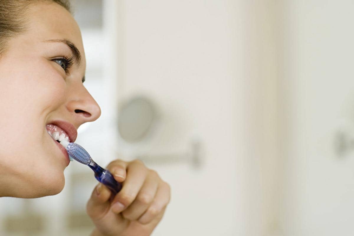 https://cdn.idntimes.com/content-images/post/20170526/1460491454-woman-brushing-teeth-6f6035ae362a331d70daef9d448aa171.jpg