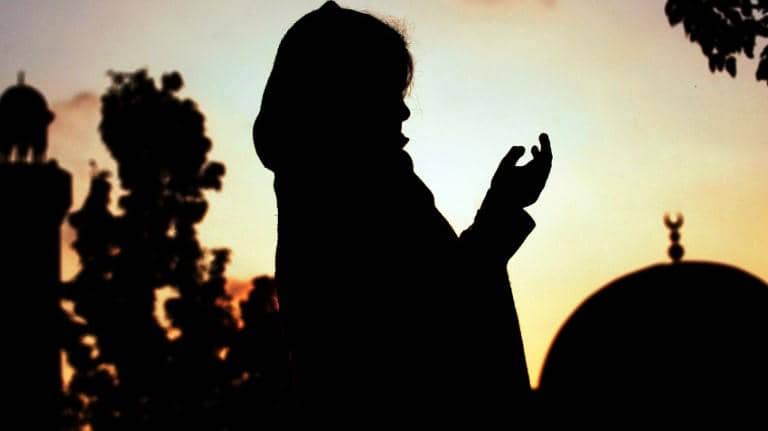 https://cdn.idntimes.com/content-images/post/20170622/160921163929-muslim-girl-prays-exlarge-169-32c056bc83268d8f1ced6445ab6d0c45.jpg