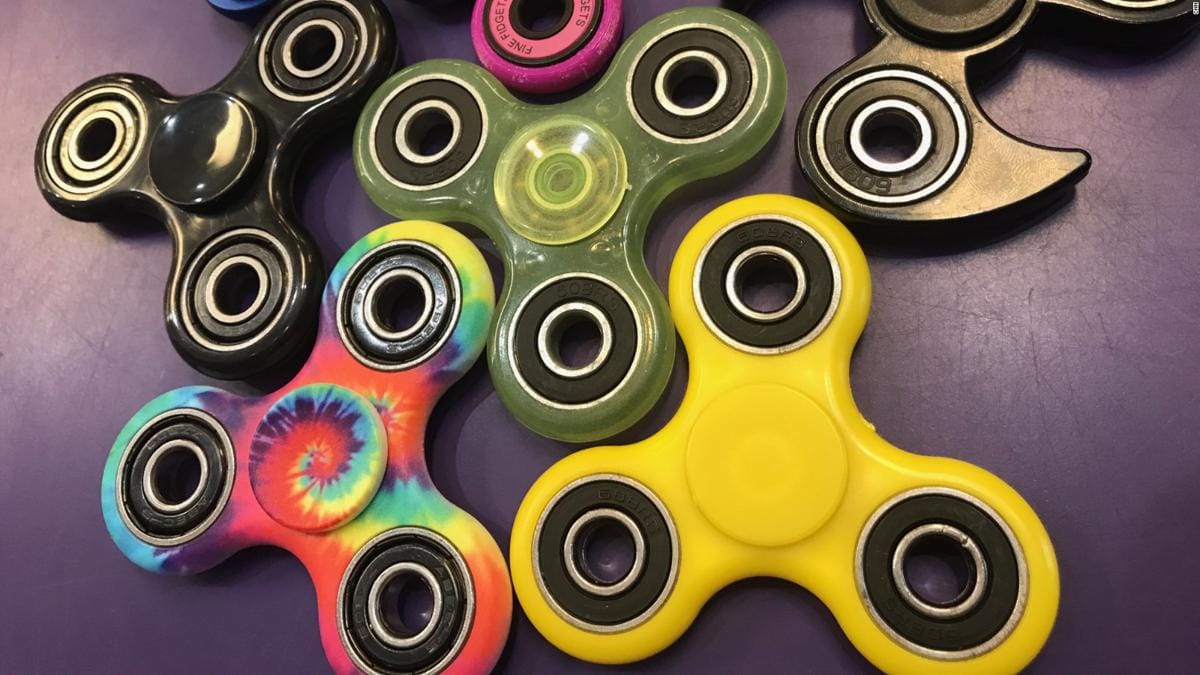 https://cdn.idntimes.com/content-images/post/20170719/170505092826-fidget-spinner-2-full-169-6c369cfbf84e8c681ad04787924d3830.jpeg