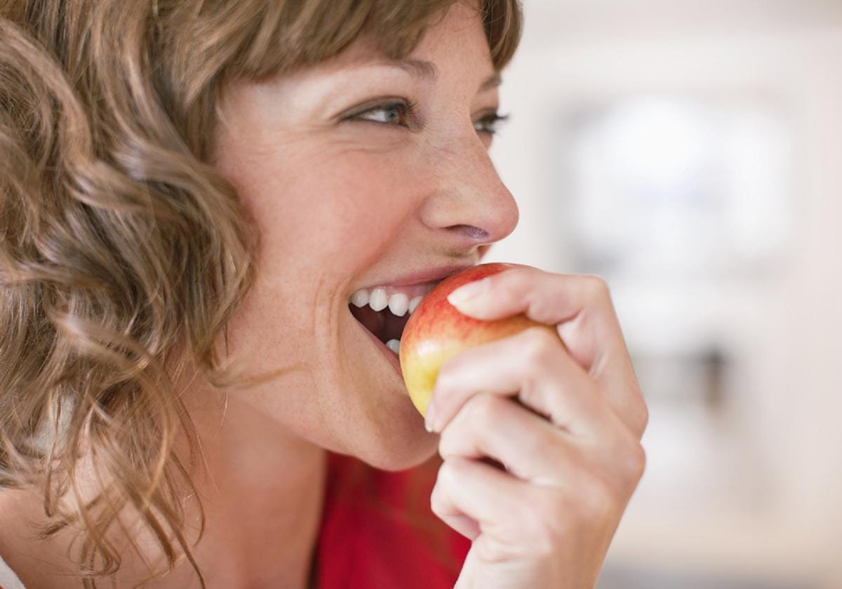 https://cdn.idntimes.com/content-images/post/20170710/2013-06-25-appleeating-original-c1ca5b5fc4af7618d8b74f90a97b5cc9.jpg
