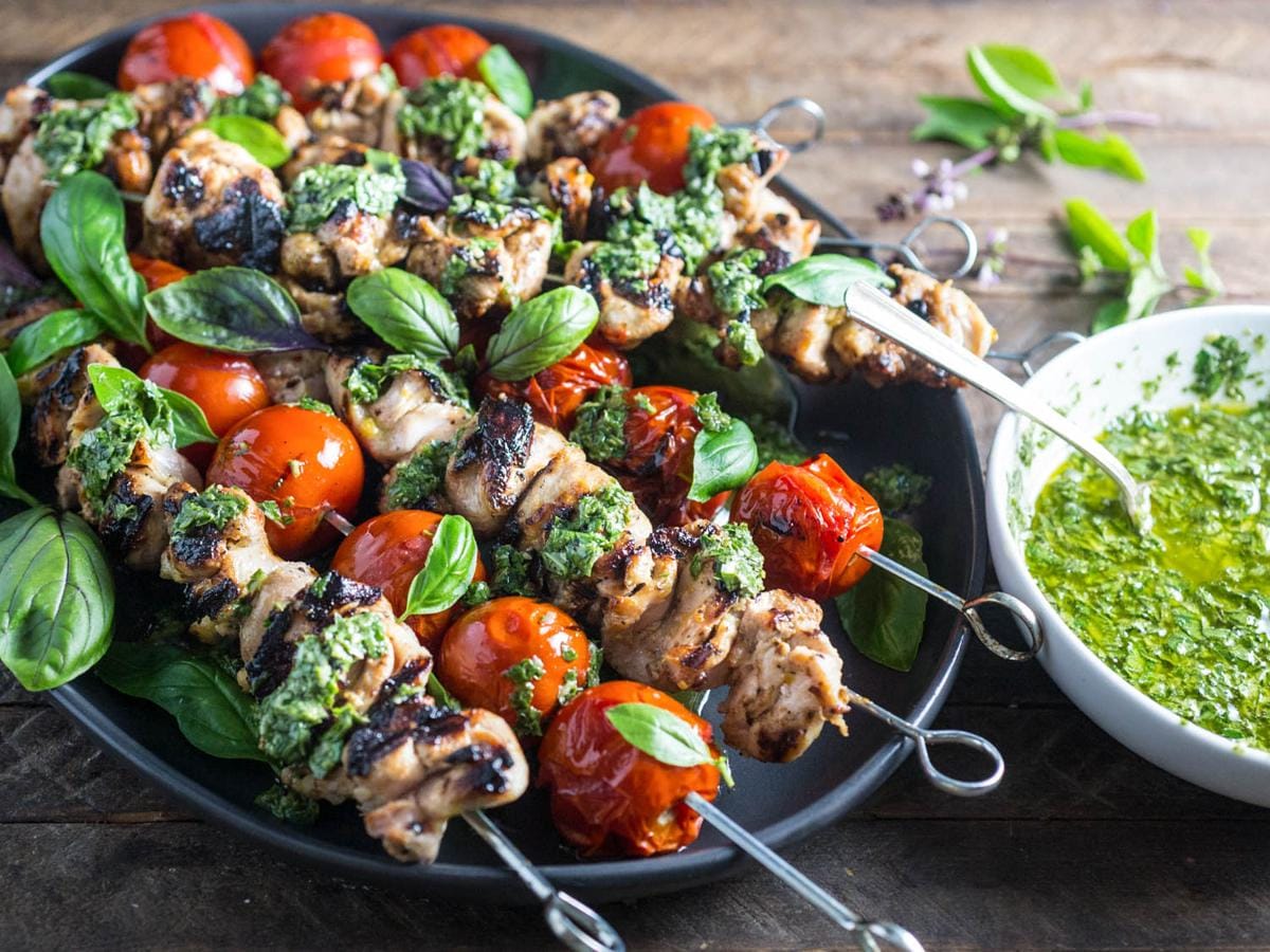 https://cdn.idntimes.com/content-images/post/20170620/20160703-grilled-lemon-garlic-chicken-tomato-kebabs-basil-chimichurri-emily-matt-clifton-7-thumb-1500xauto-433447-a16b7aab76cab0e9e4446a42a7be5432.jpg