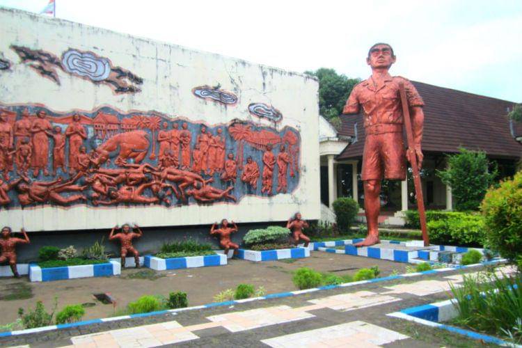 https://cdn.idntimes.com/content-images/post/20170816/750x500-monumen-korban-40-ribu-kekejaman-tentara-knil-di-makassar-170428n-b5ecddc93d70419dacb5799fe0b998ac.jpg