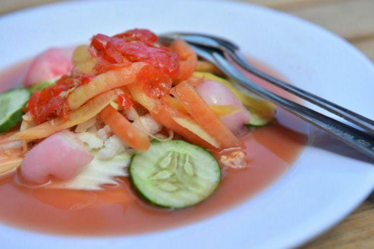 https://cdn.idntimes.com/content-images/post/20170721/750x500-nikmatnya-rujak-kuah-pindang-makanan-khas-bali-yang-menyegarkan-1704054-3a2cfb628b75695bdc7814b6305a8860.jpg