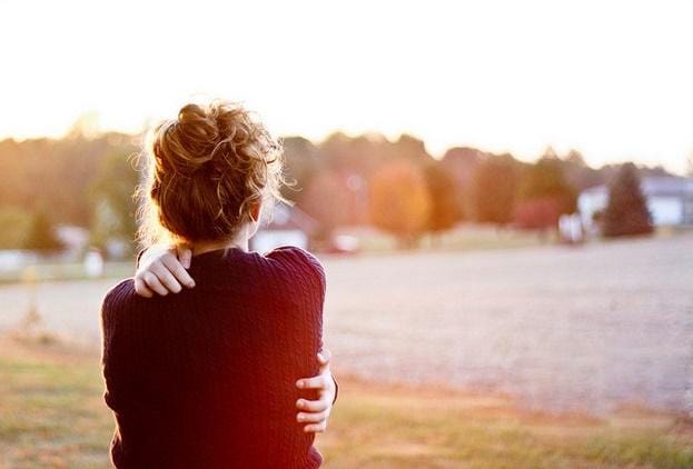 https://cdn.idntimes.com/content-images/post/20170616/alone-girl-hug-cute-184f5c9e986d97e17361d92f81fec4f4.jpg
