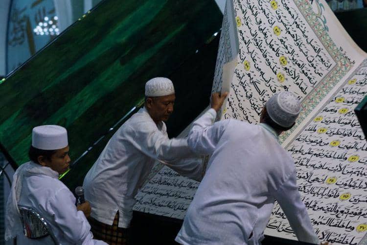 https://cdn.idntimes.com/content-images/post/20170608/alquran-raksasa-banyuwangi-2-189303e98a90f9228e1424fd11122707.jpg