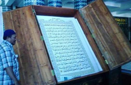 https://cdn.idntimes.com/content-images/post/20170608/alquran-raksasa-banyuwangi-3-903853e64d1f1367a41adcb6c395f856.jpg