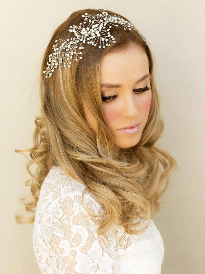 https://cdn.idntimes.com/content-images/post/20170520/amelia-rhinestone-beaded-bridal-hair-vine-7-950121480710289900900-5b27765d52437d3956e0a8effd103523.jpg