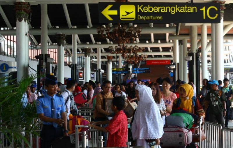 https://cdn.idntimes.com/content-images/post/20170708/antarafoto-arus-mudik-bandara-soetta-190617-bal-1d2fc2f79769241041112e204e698394.jpg