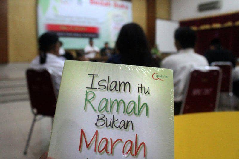 https://cdn.idntimes.com/content-images/post/20170704/antarafoto-buku-islam-itu-ramah-bukan-marah-140617-ris-1499173627-79882-8c2a6da6fe87ae983d0314a89c4ad133.jpg