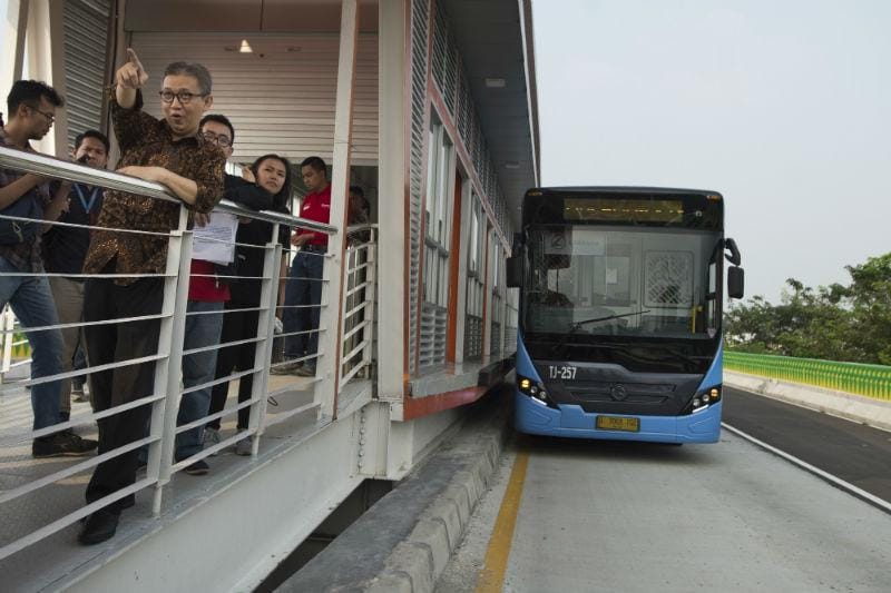 https://cdn.idntimes.com/content-images/post/20170727/antarafoto-koridor-13-transjakarta090717-bean-5-7397ca21c5030778571b3214ee3db358.jpg