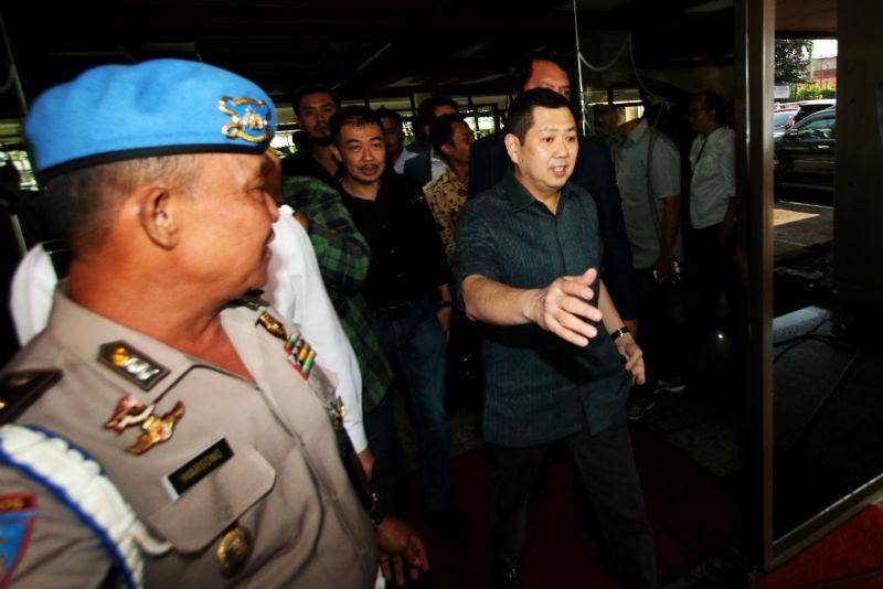 https://cdn.idntimes.com/content-images/post/20170622/antarafoto-pemeriksaan-hary-tanoe-bareskrim-120617-riv-2-190ccd2e48f14bc7ba07d0e60b2e0d66.jpg
