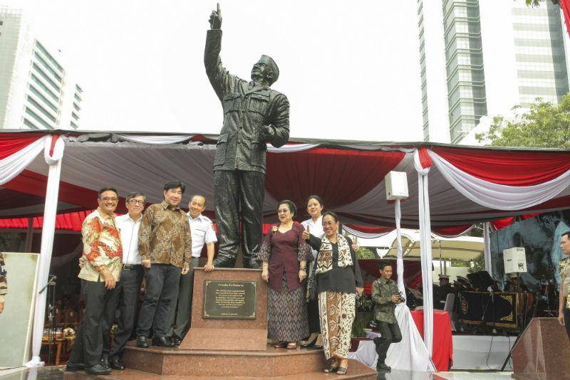 https://cdn.idntimes.com/content-images/post/20170606/antarafoto-peresmian-patung-soekarno-240517-adm-1-7e4b9af5f2187e150c867028f335001b.jpg