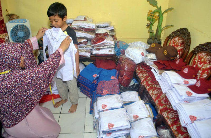https://cdn.idntimes.com/content-images/post/20170704/antarafoto-permintaan-seragam-sekolah-030717-firmansyah-1-1-1499175046-85637-67804be3b22dd8e4dc0bf7e4f9f732a9.jpg