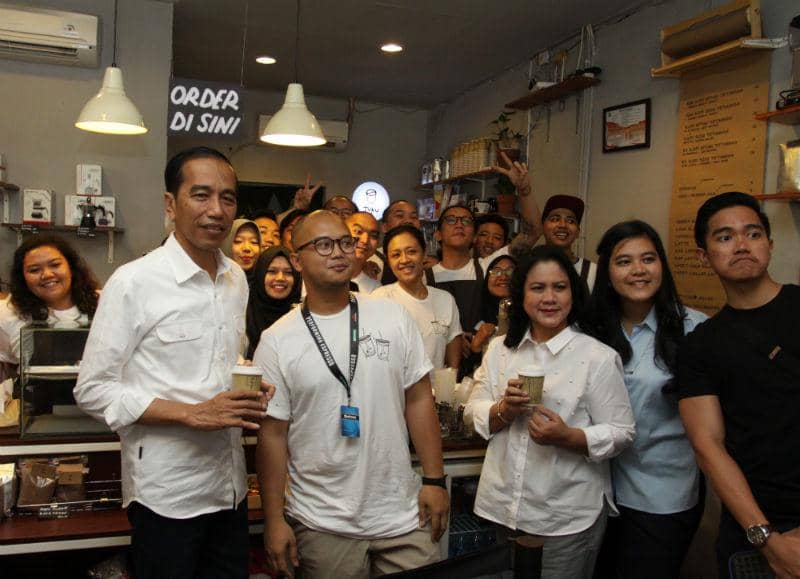 https://cdn.idntimes.com/content-images/post/20170706/antarafoto-presiden-jokowi-ngopi-bareng-di-tuku-kopi-jakarta-020717-rn-2-b9bfe1568095d016a39d5f54e9ba4d2b.jpg