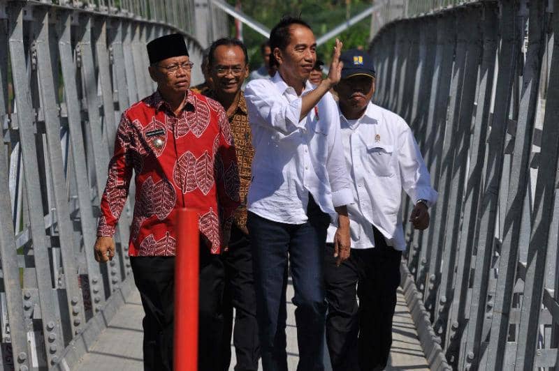 https://cdn.idntimes.com/content-images/post/20170707/antarafoto-presiden-resmikan-jembatan-gantung-170617-aez-2-aa8072a0cf74aae70f5904419d92bd54.jpg