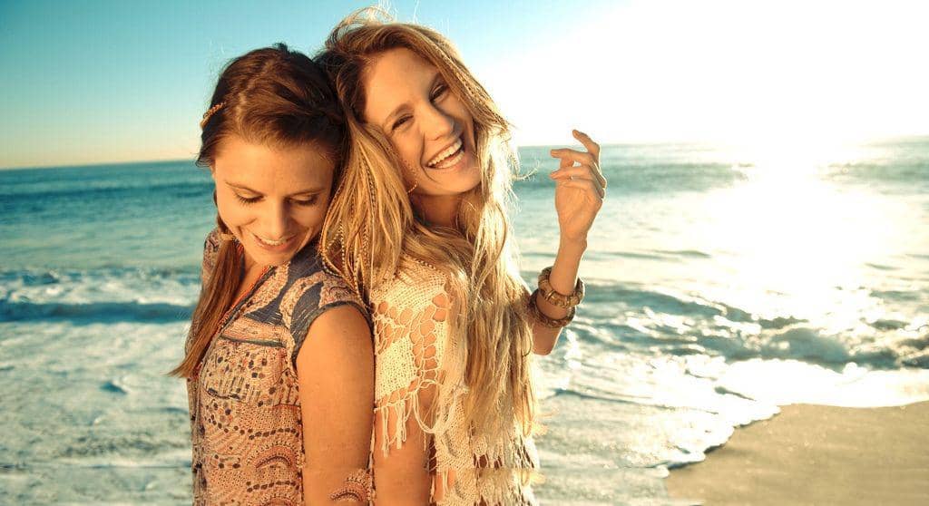 https://cdn.idntimes.com/content-images/post/20170630/beach-best-friends-girls-laughing-summer-man-laughing-ann-horn-funny-laugh-people-images-pictures-d2719bd1a66debbe446ebf117f39f8a7.jpg