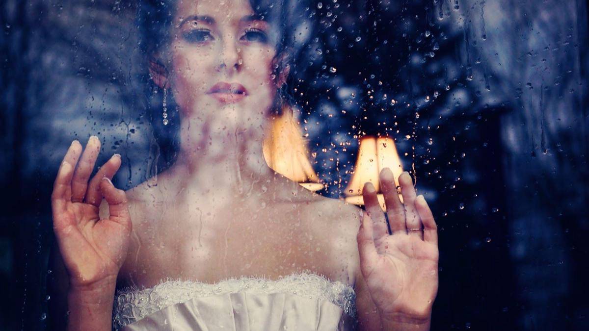 https://cdn.idntimes.com/content-images/post/20160527/beautiful-lonely-girl-awaiting-looking-through-glass-window-e9550d5516d37b77f04e141113eb6877.jpg