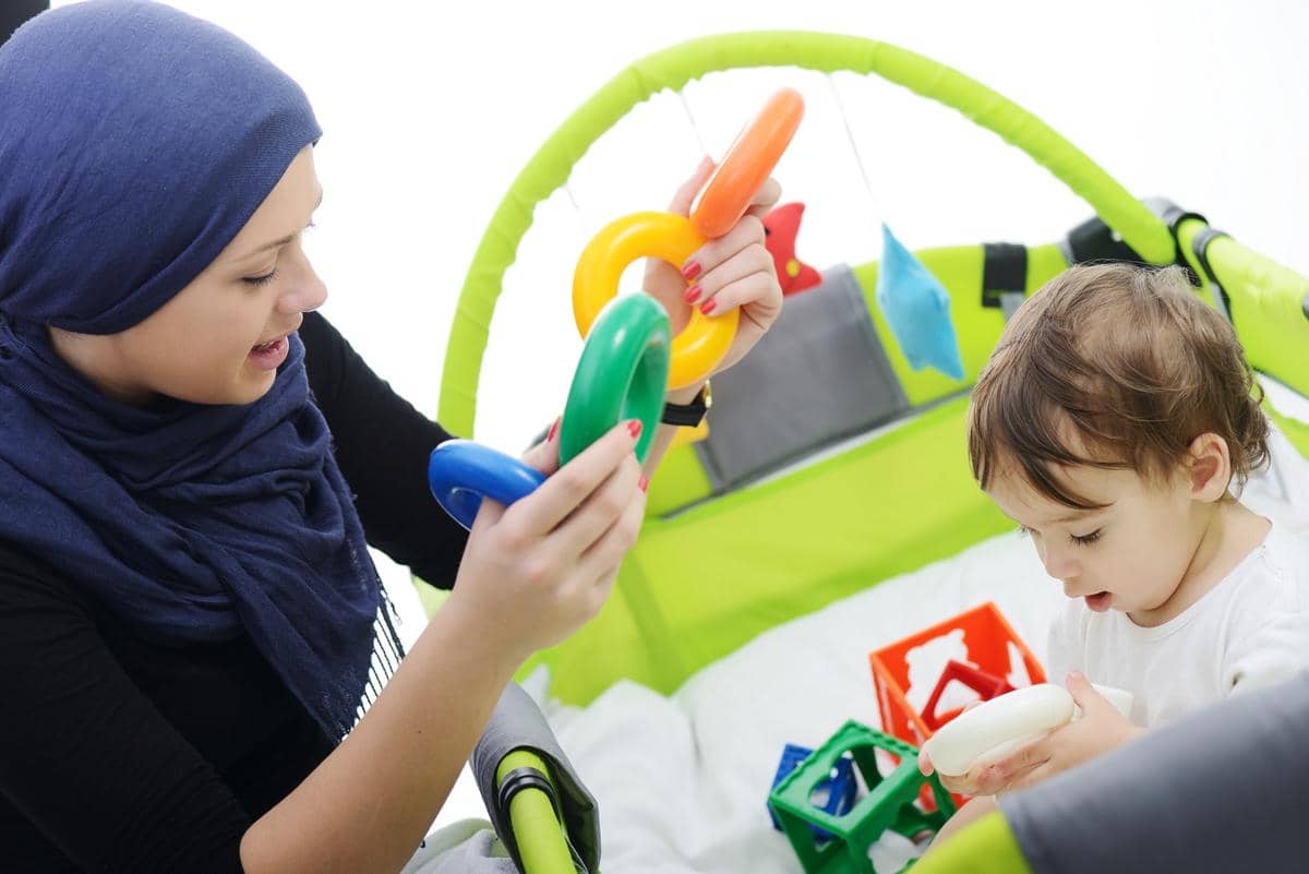 https://cdn.idntimes.com/content-images/post/20170531/bigstock-arabic-muslim-mother-playing-a-46222906-9e3f62903f36ac561cd23964f5b12a5c.jpg