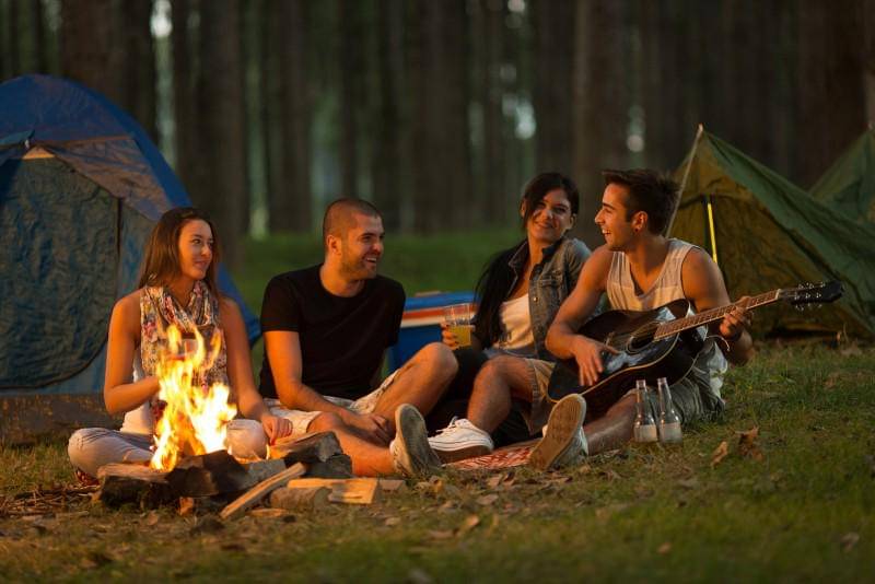 https://cdn.idntimes.com/content-images/post/20170705/bigstock-friends-camping-60359666-e1402693716402-28adfc34c56a670a2644249467ee17cd.jpg