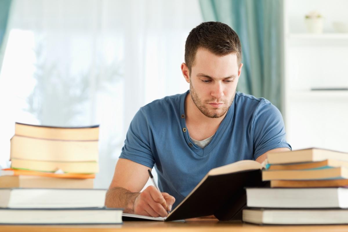 https://cdn.idntimes.com/content-images/post/20170526/bigstock-male-student-preparing-for-exa-25386680-a7c4b325a8d71a0db28d3a32ad9e1618.jpg