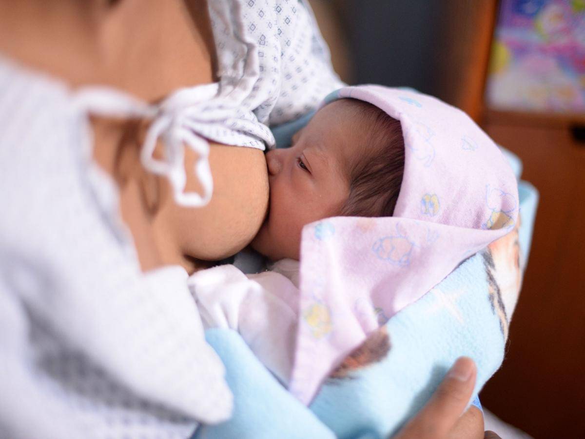 https://cdn.idntimes.com/content-images/post/20170518/breastfeeding-1ee9c7eb5255eae27d68cece3c6138ca.jpg