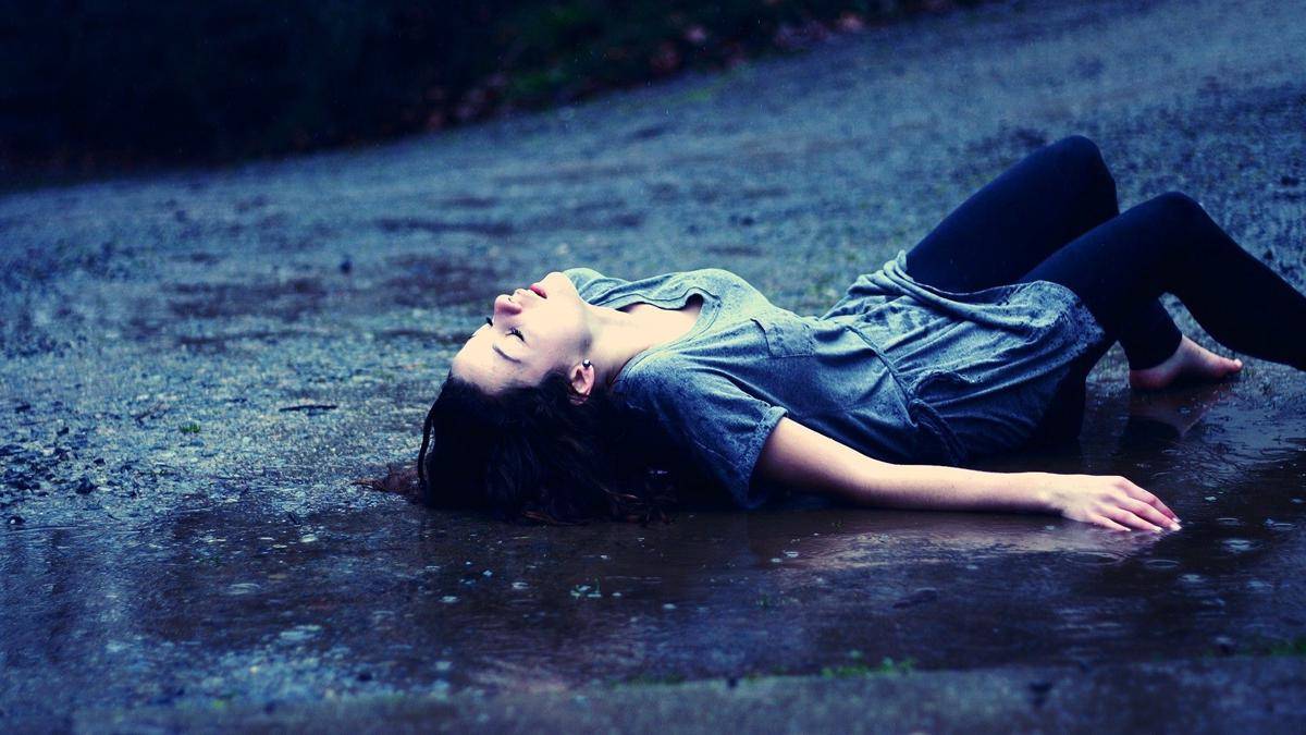 https://cdn.idntimes.com/content-images/post/20160527/broken-heart-girl-miss-you-4b2ac555ab7b4f005bedc17d01899cf4.jpg