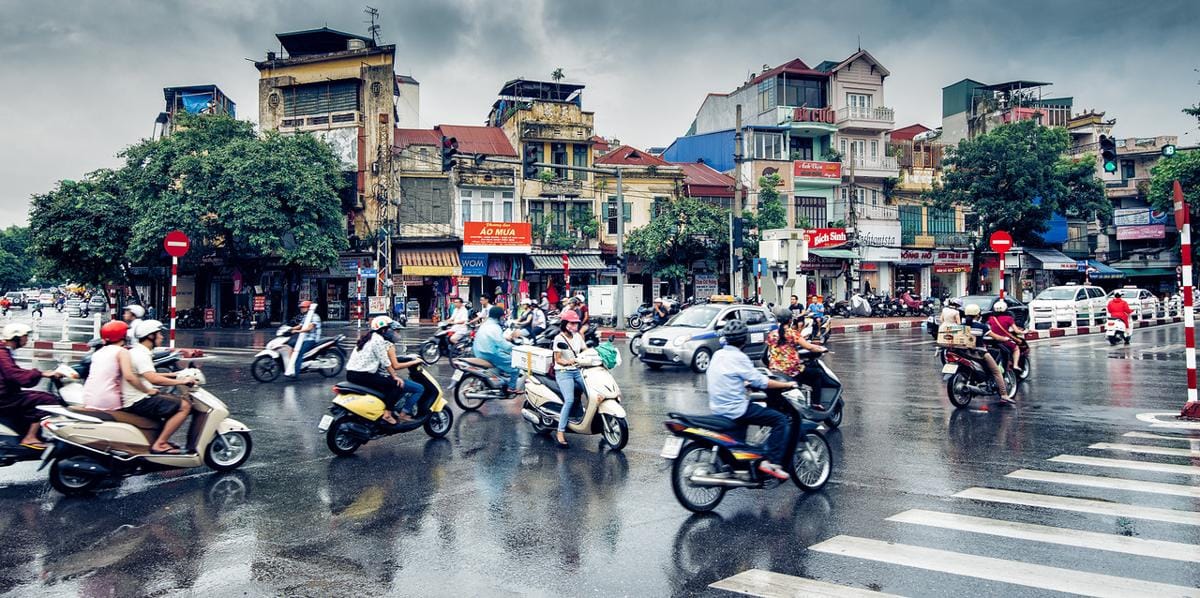 https://cdn.idntimes.com/content-images/post/20170724/busy-streets-in-hanoi-x2-1d2b9153150a9c8fe5b9192200864a15.jpg