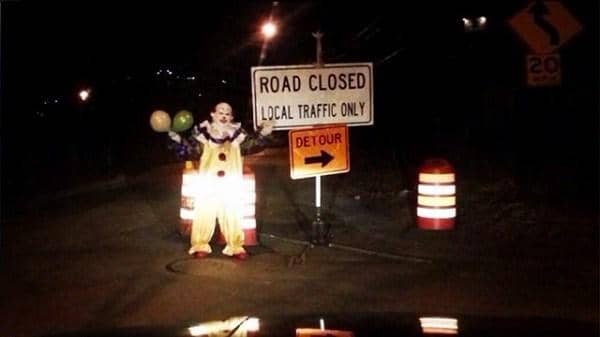 https://cdn.idntimes.com/content-images/post/20170622/clown-on-road-5344ad1ca4252bb1f6fa1ed37192d0f3.jpg