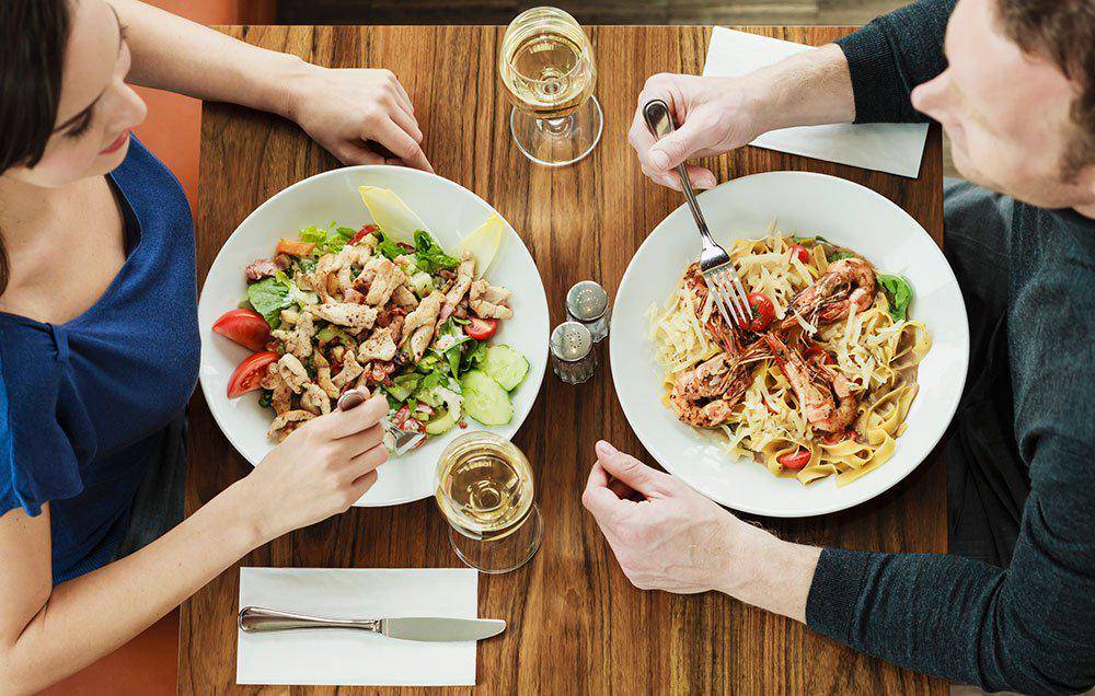 https://cdn.idntimes.com/content-images/post/20170822/couple-eating-table-main-1000-eebfc6f9efdfbe1e9e369492f6136b10.jpg