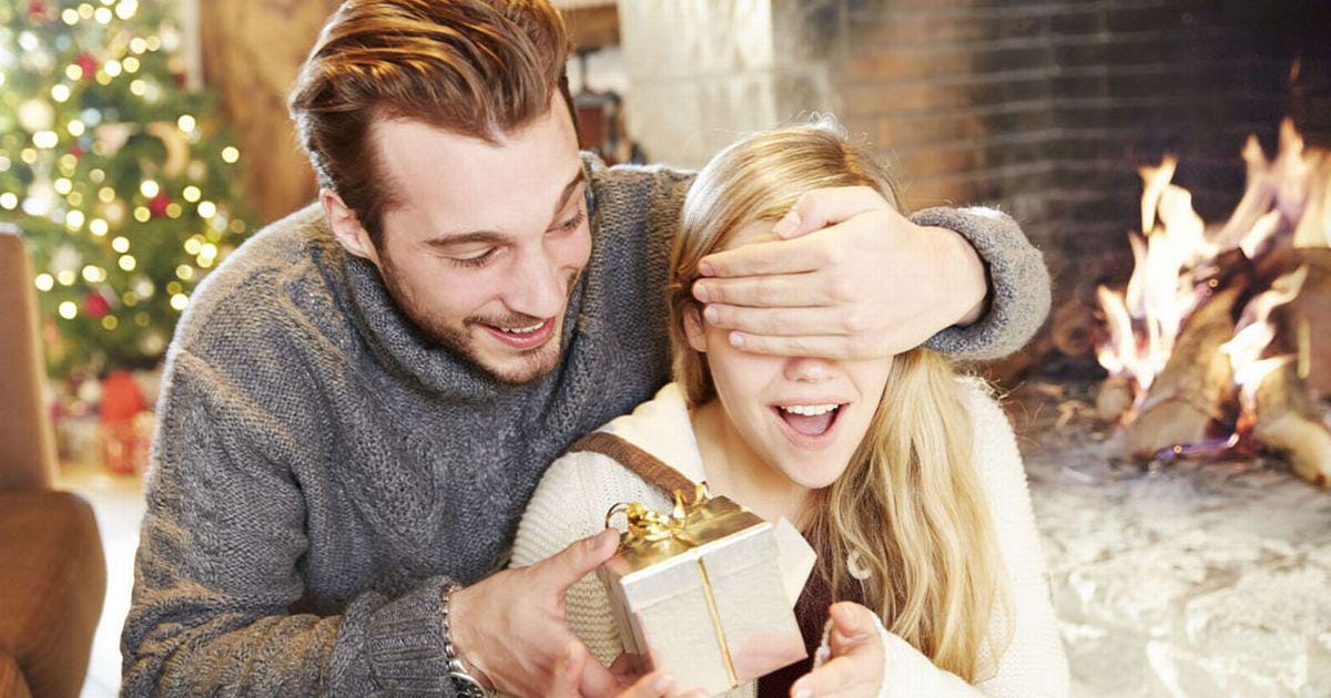 https://cdn.idntimes.com/content-images/post/20170526/couple-exchanging-gifts-on-christmas-1cd7b8ddba9554f10d65d42ea82e558b.jpg