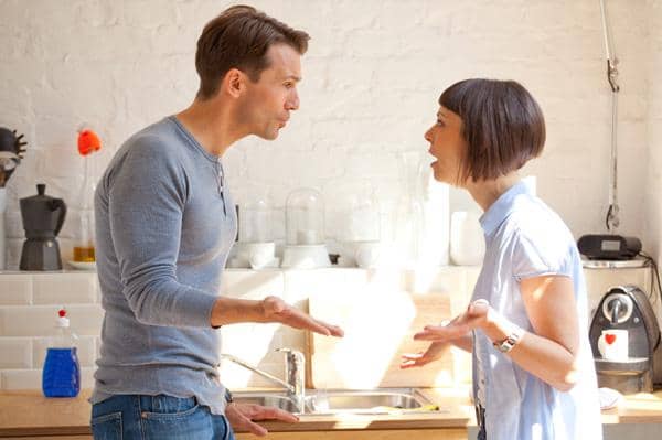 https://cdn.idntimes.com/content-images/post/20170616/couple-fighting-in-kitchen-247719a562be8ec8dc2020f09f0c617b.jpg