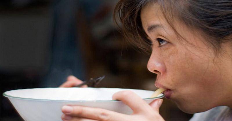 https://cdn.idntimes.com/content-images/post/20170822/di-jepang-menyeruput-kuah-dari-piring-dianggap-sopan-fwyepb0id6-6b0be30f8fd27cb1fbca538bfa6cbb88.jpg
