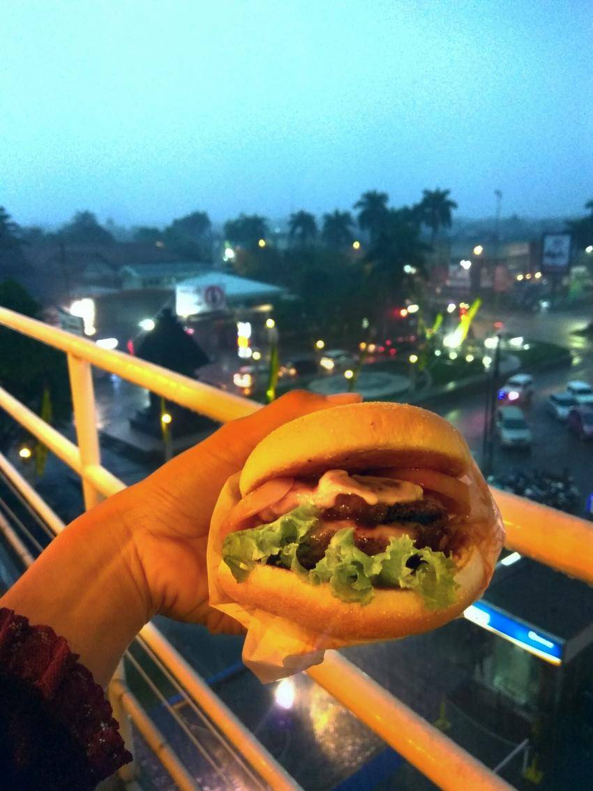 https://cdn.idntimes.com/content-images/post/20170728/double-cheese-burger-stu-burger-2919644a9ab5509fb7f6f7097a14cc20.jpg