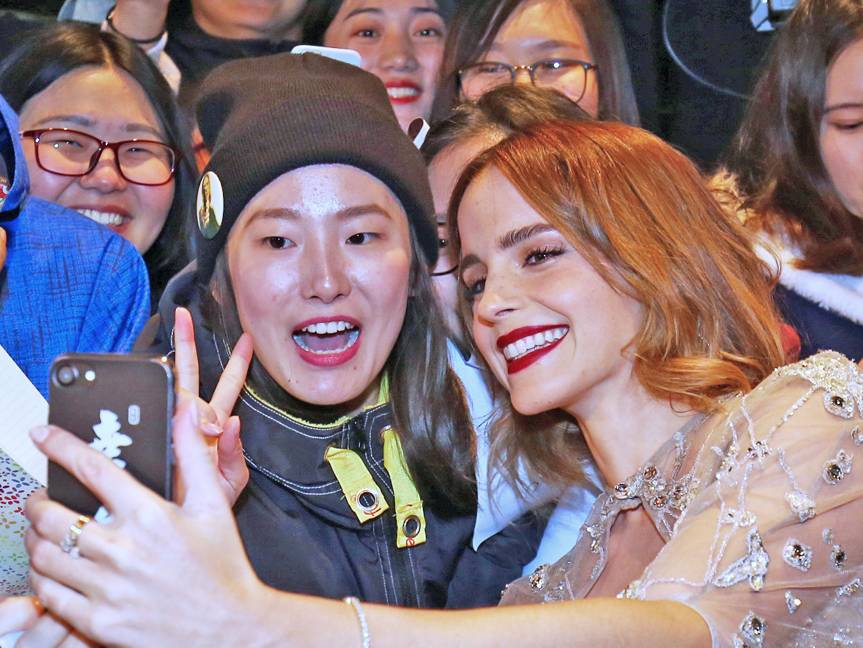 https://cdn.idntimes.com/content-images/post/20170704/emma-watson-has-a-simple-explanation-for-why-she-rarely-takes-photos-with-fans-a20af1152ddeb1e32146fe90ee59a073.jpg
