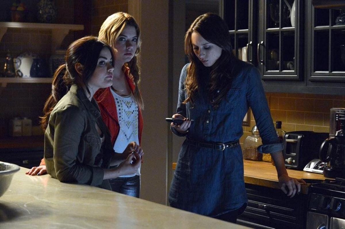 https://cdn.idntimes.com/content-images/post/20170721/entertainment-2013-06-pretty-little-liars-season-4-epi-2-main-42a20ffa8b80d833ab508e20163b27fb.jpg