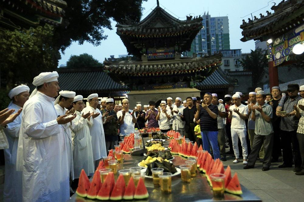 https://cdn.idntimes.com/content-images/post/20170608/epa-china-muslims-ramadan-islam-8656fa6c10e345b4dcb86f92f154fcda.jpg