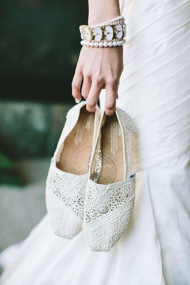 https://cdn.idntimes.com/content-images/post/20170622/flat-wedding-shoes-flat-bridal-pumps-bridal-musings-wedding-blog-2-7a5b349a7deb88cef6b3b4464ead8c2c.jpg