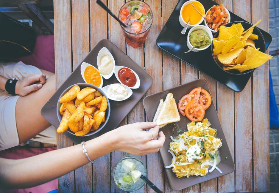 https://cdn.idntimes.com/content-images/post/20170527/food-salad-restaurant-person-82870e5bb327199d394b73021183daba.jpg