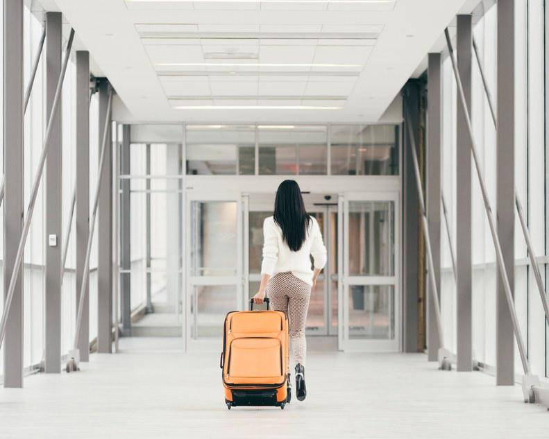 https://cdn.idntimes.com/content-images/post/20170802/girl-suitcase-traveling-airport-93726664f8b0aa1cc8397c0a35dd7af7.jpg