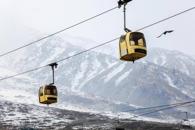 https://cdn.idntimes.com/content-images/post/20170719/gulmarg-keae-621x414livemint-bed24bc50a26b74ce80f9d2acf255a5b.jpg