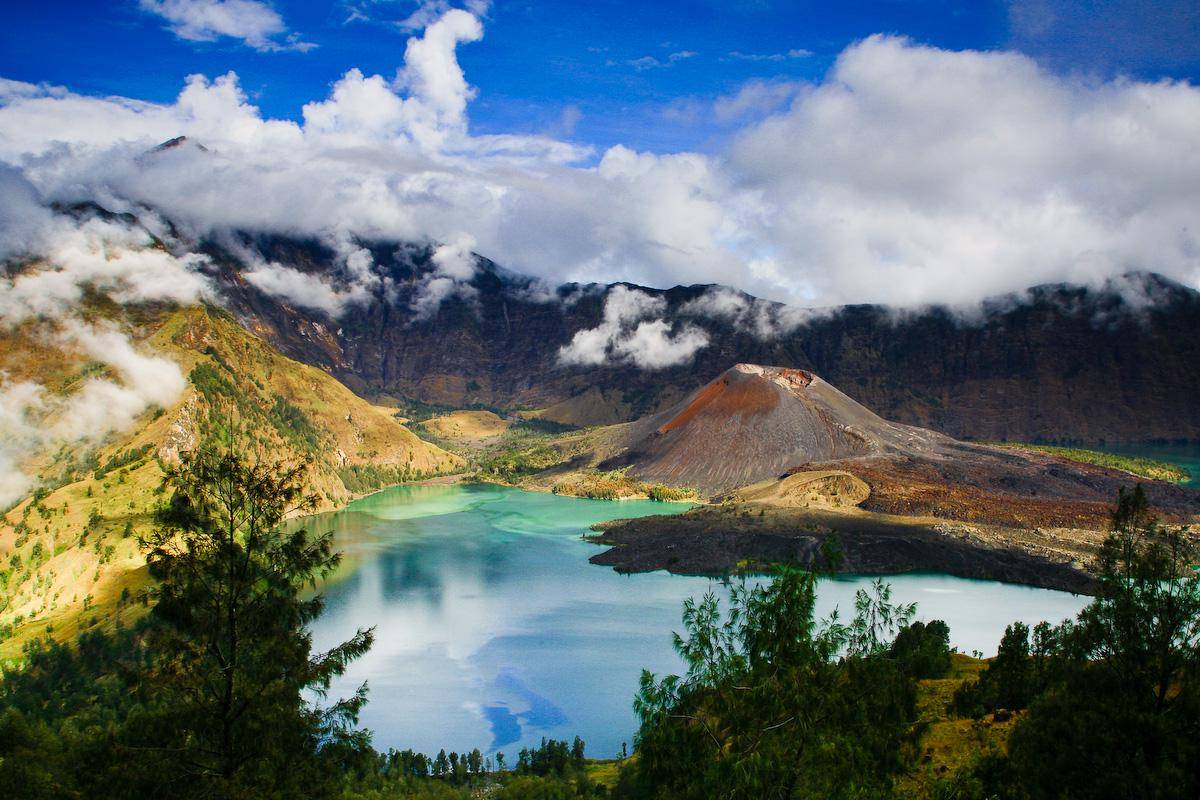 https://cdn.idntimes.com/content-images/post/20170705/gunung-rinjani-4-5224ebd0417ef46fe78242e4a2ccd704.jpeg