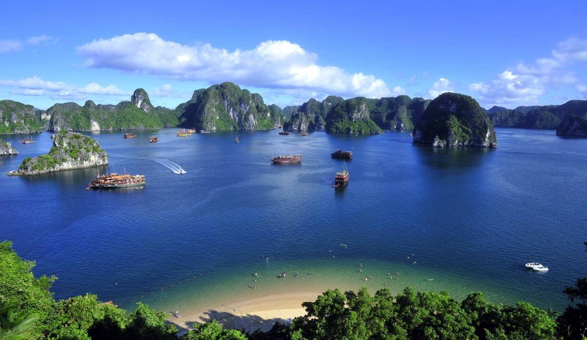 https://cdn.idntimes.com/content-images/post/20170724/halong-bay-by-altugg-d5rr448-630e1770d38e2d87a8e881894d2474ae.jpg