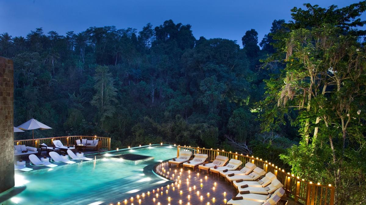 https://cdn.idntimes.com/content-images/post/20170731/hanging-gardens-bali-ubud-best-swimming-pool-copy-da5d5a569b587566b657087c685c4bfb.jpg