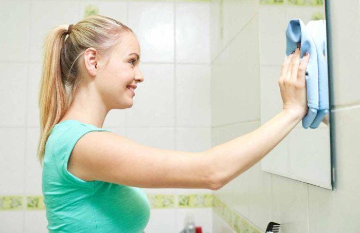 https://cdn.idntimes.com/content-images/post/20170518/home-remedies-for-cleaning-stained-mirrors-25f5fc8b4ecdeceeff2f3242b8f5d183.jpg